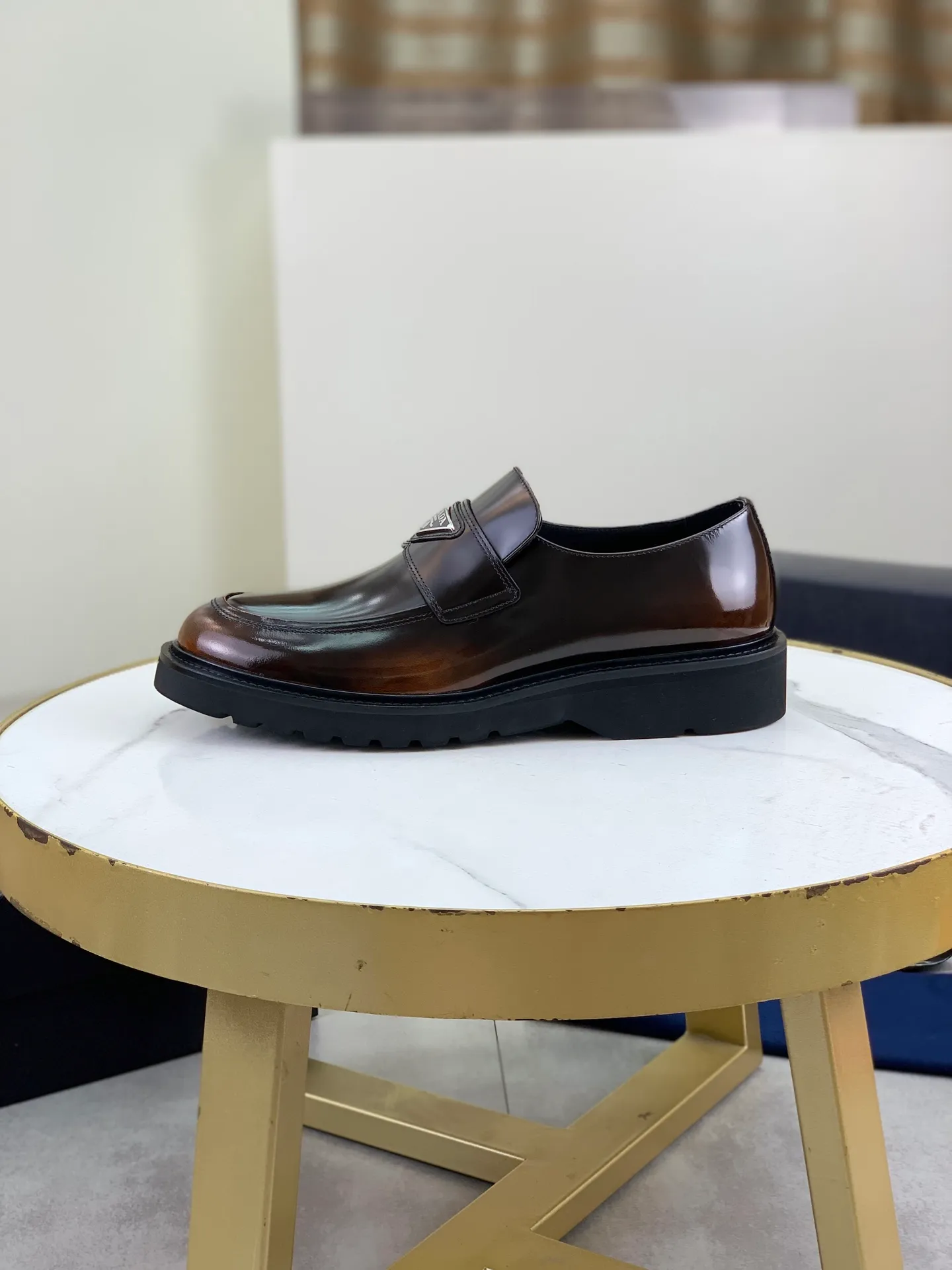 Factory price P860 💰Original quality, top version🔱 ＰＲＡＤＡPrada. Men's business casual leather shoes, top-quality leather shoes. 1:1 shipment ⬆️Luxurious and noble 👞All imported original color-rubbed edge beads, just to create a more comfortable wearing experience. Upper: Original comfortable open-edge bead rubbed color calfskin ➕Top imported water-dyed full cow lining, original lightweight and comfortable TPU foam combination bottom ✔️Code number: 39-45 (38.46 47 can be customized)